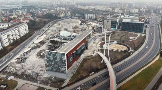 Jedna z największych galerii handlowych w Polsce znika z powierzchni ziemi [FILM]