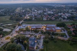 Trwa rozbudowa kompleksu Stara Papiernia w Konstancinie‑Jeziornie pod Warszawą [WIZUALIZACJE]