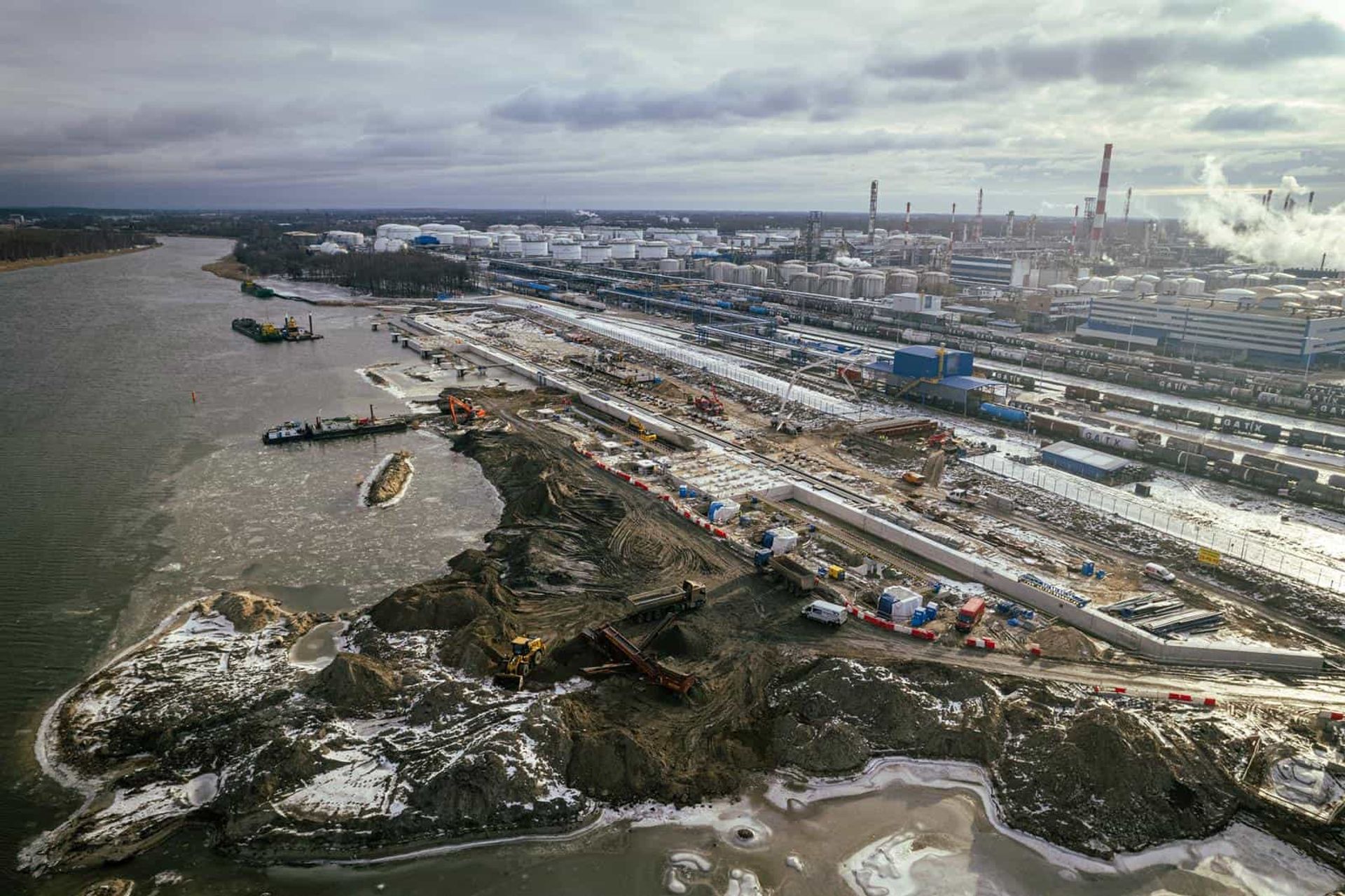 Budowa Morskiego Terminala Przeładunkowego przy Rafinerii Gdańskiej na półmetku 