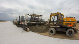 [Katowice] Trwa betonowanie nowej drogi startowej w Katowice Airport