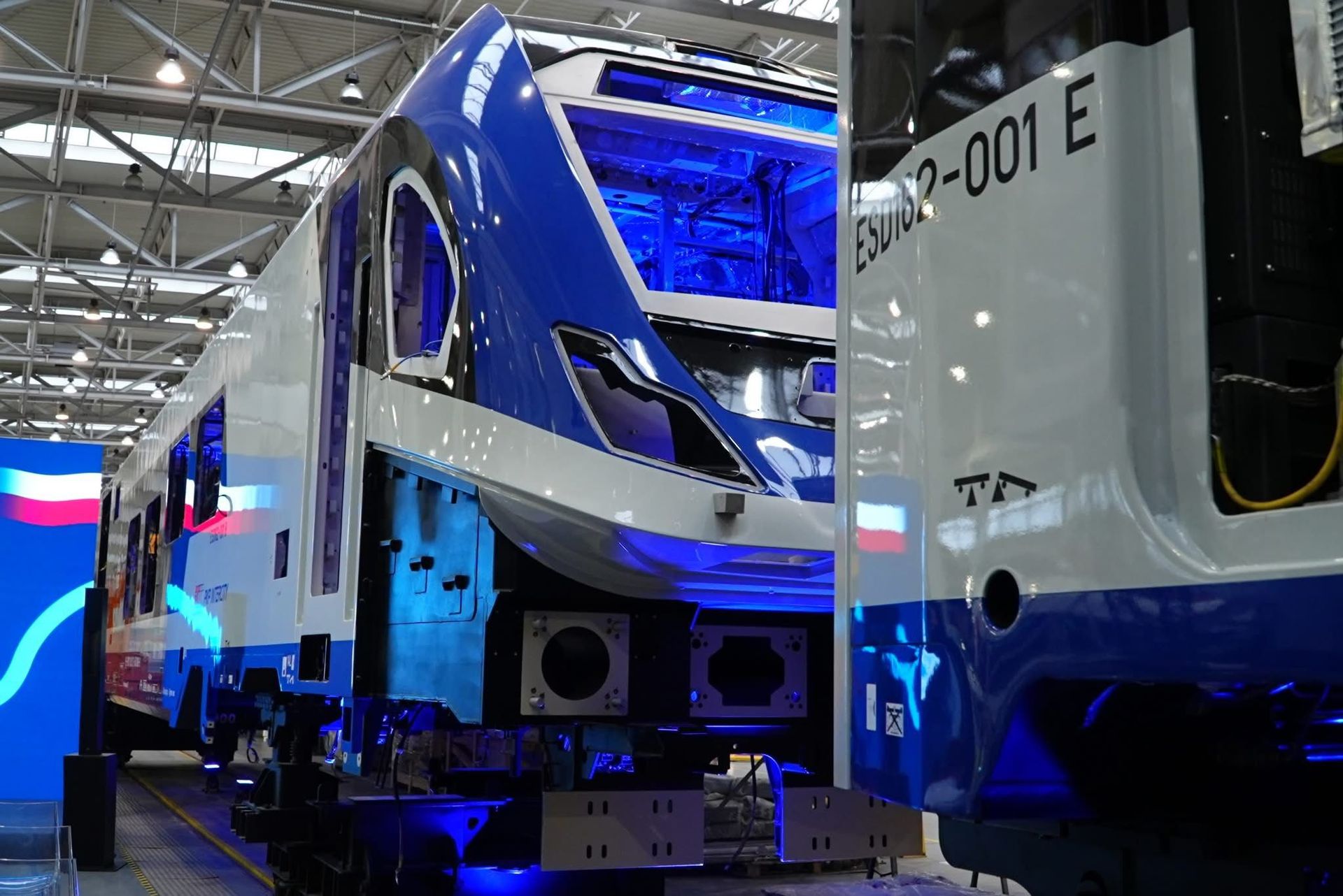 Pierwsza nowoczesna hybryda dla PKP Intercity: wizyta w nowosądeckim zakładzie NEWAG