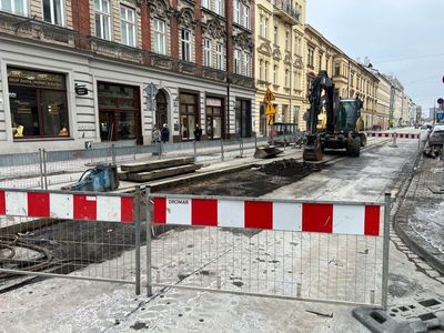 Remont zamiast przebudowy ul Starowiślnej w Krakowie. Miliony złotych z miejskiej kasy. Kiedy ruszą prace? [FILM]