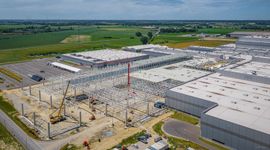 Wiecha na budowie nowych hal Volkswagen Poznań. We Wrześni powstaje zaplecze dla elektrycznego Craftera [ZDJĘCIA]