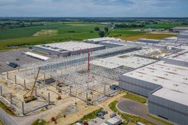 Wiecha na budowie nowych hal Volkswagen Poznań. We Wrześni powstaje zaplecze dla elektrycznego Craftera [ZDJĘCIA]