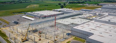 Wiecha na budowie nowych hal Volkswagen Poznań. We Wrześni powstaje zaplecze dla elektrycznego Craftera [ZDJĘCIA]