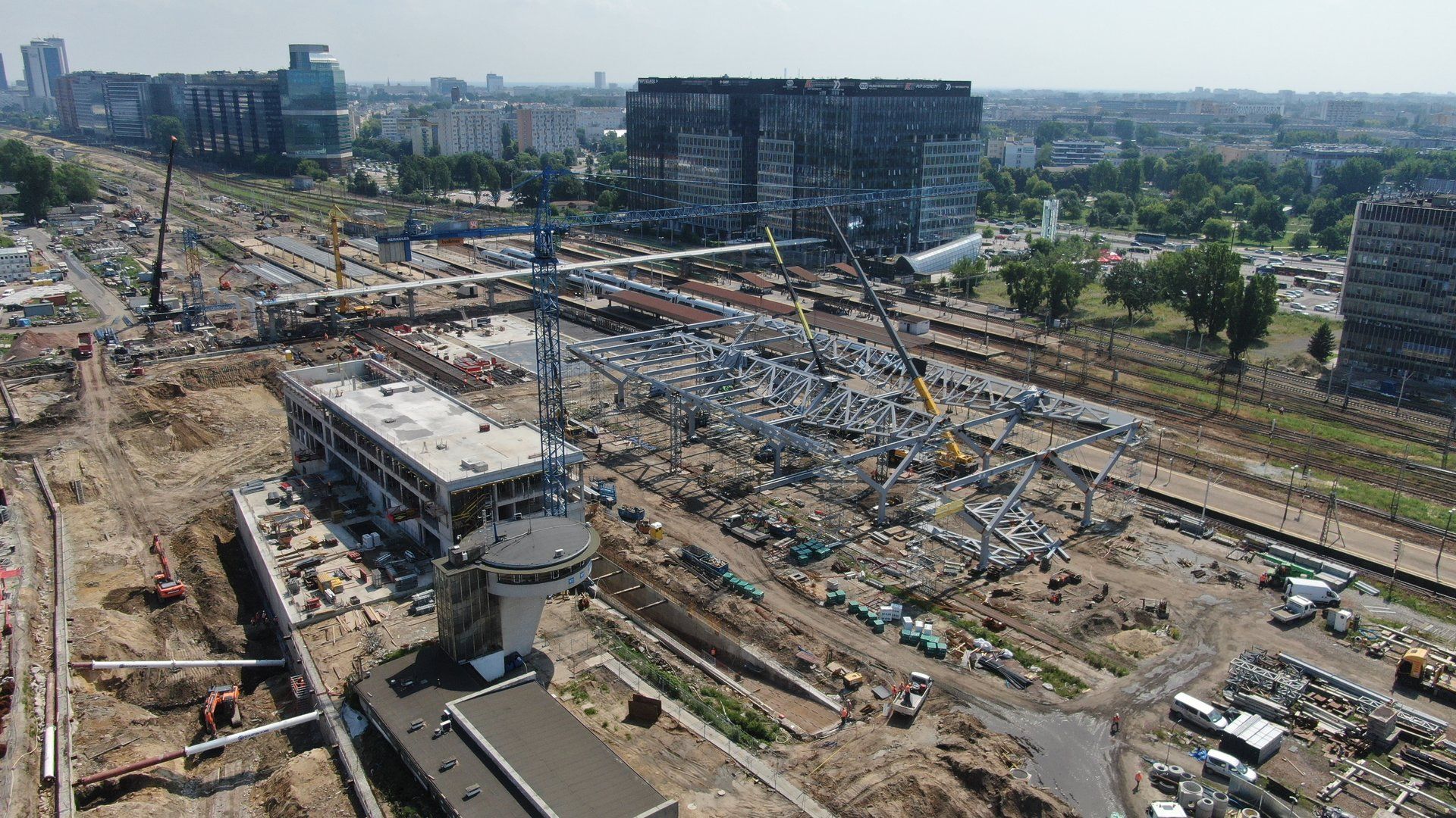 Trwają prace przy zadaszeniu peronów na stacji Warszawa Zachodnia 