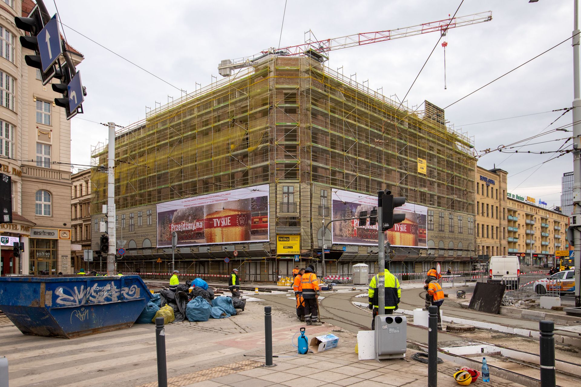Wrocław: Przy Dworcu Głównym PKP trwa remont skrzyżowania i odbudowa Hotelu Grand 