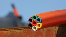 Chiński inwestor zainwestuje 138,4 mln zł w budowę fabryki światłowodów i kabli w województwie łódzkim
