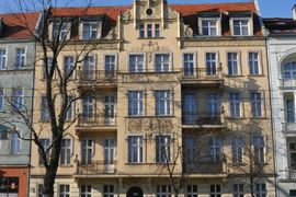 Politechnika Wrocławska obniża cenę i znów szuka chętnego na zabytkową kamienicę przy Odrze