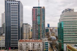 Warszawa: Przy ulicy Grzybowskiej 51 dobiega końca budowa wieżowca Unique Tower [FILM + ZDJĘCIA]